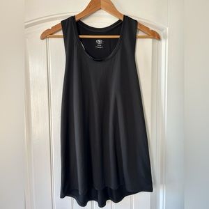 Athletic works size M black razorback workout top
